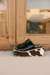 Sandalias negras con plataforma y estampado animal print de vaca.
