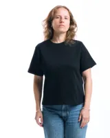 Remera negra de algodón orgánico, corte cuadrado y cuello redondo.