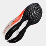 Championes de running Joma modelo R-2000 para hombre, color blanco con detalles en naranja, azul y negro. Presentan tecnologías FLY Performance Running y FLY REACTIVE en la suela.