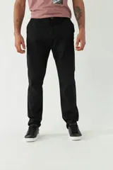 Pantalón chino de hombre color negro, confeccionado en gabardina con un ajuste regular. Presenta bolsillos laterales y traseros, cierre de cremallera y logo bordado.