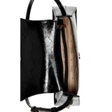Cartera tipo bandolera Guess modelo Xena, color negro con acabado simil cuero efecto craquelado. Cuenta con solapa frontal con cierre magnético, detalles de herrajes dorados y logo de la marca en letras metálicas. Incluye una correa ajustable para el hombro.