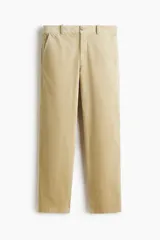 Pantalón de pana de corte regular fit, color beige, con cierre de botón y cremallera, bolsillos laterales y trabillas para cinturón.
