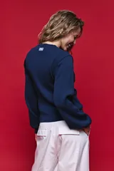 Sweater de punto rib color tostado, con hombros estructurados y mangas abullonadas con puños elásticos.