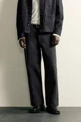 Jeans de corte relajado y pierna recta, confeccionados en denim de algodón rígido. Presentan tiro medio, cierre frontal con cremallera y botón, y diseño clásico de cinco bolsillos.