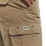 Bermuda de gabardina color beige, corte recto, con bolsillos cargo laterales y cinturón de tela ajustable.