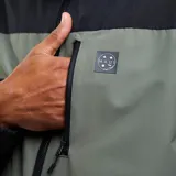 Campera cortaviento Maui and Sons, diseño bicolor en negro y verde militar. Cuenta con capucha ajustable, cierre frontal completo, bolsillo vertical con cierre en el pecho y puños elásticos.