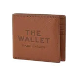 Billetera de cuero marrón Marc Jacobs modelo The Billfold, con el texto 'THE WALLET' y la marca estampados en la parte frontal. Cuenta con múltiples ranuras interiores para tarjetas.