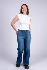 Jean wide leg de tiro alto en color azul, con cierre frontal de cinco botones, bolsillos clásicos y corte extraholgado desde el muslo hasta el bajo.