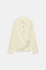 Camisa de rayas con cuello solapa y manga larga, con diseño cruzado en el frente y cierre de botones.