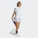 Remera deportiva Adidas de running, color blanco, con cuello redondo, mangas cortas con detalles reflectantes y logo de la marca en el pecho.