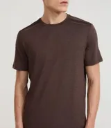Remera deportiva masculina de manga corta con cuello redondo, confeccionada en tejido técnico con tecnología Dry para mayor transpirabilidad. Presenta detalles reflectantes en los hombros y un diseño liso en color verde melange.