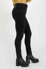 Pantalón jean negro de corte chupín, tiro alto y diseño ajustado, confeccionado en denim elástico con bolsillos traseros y presillas para cinto.