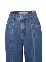 Jeans de tiro alto con corte recto y costuras verticales decorativas en el frente. Presenta un diseño de paneles con una costura horizontal a la altura de la rodilla, cierre frontal con botón y bolsillos laterales.