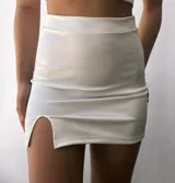 Minifalda blanca de satén con tajo lateral.
