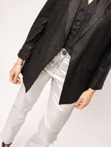 Blazer oversized color beige de corte recto, confeccionado en tela con lino.