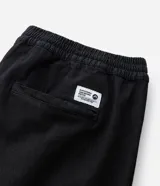 Bermuda masculina de sarga texturizada en color negro, con cintura elástica y ajuste mediante cordón. Presenta un corte regular, bolsillos laterales y un bolsillo trasero aplicado.