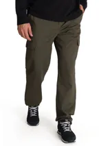 Pantalón cargo Caterpillar de corte recto, color verde militar, con cierre de cremallera y botón, bolsillos laterales y bolsillos utilitarios con solapa en las piernas.