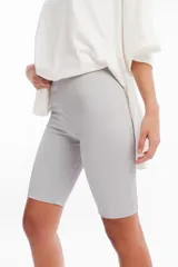 Calza biker gris acanalada de lycra con spandex.