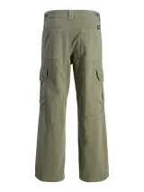 Pantalón cargo de pierna ancha color verde oliva, con tiro medio alto. Cuenta con bolsillos delanteros, traseros y laterales con solapa y botón, cierre con cremallera y puños doblados.