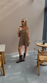 Vestido corto de jersey rib con estampado animal print de leopardo, tirantes finos y corte holgado.