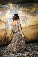Falda midi de seda con estampado camuflado, diseño fluido y pretina con pliegues.