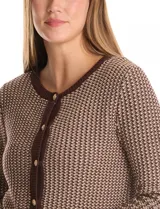 Cardigan de punto con textura tipo tweed, color marrón con detalles en tono oscuro. Presenta cuello redondo, cierre frontal con botones metálicos y dos bolsillos decorativos en la parte inferior.