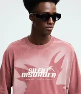 Remera de algodón con cuello redondo y manga corta, presenta un diseño estampado frontal con la frase 'Silent Disorder' en tipografía moderna sobre un gráfico abstracto.