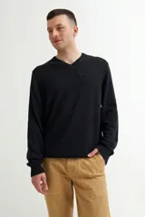 Sweater de punto con escote en V y mangas largas, de calce clásico y puños acanalados.