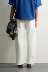 Jeans de corte recto color celeste claro, con tiro medio, diseño de cinco bolsillos, efecto lavado y bajo con acabado irregular deshilachado.