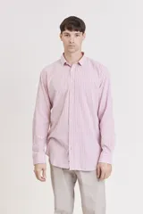 Camisa de manga larga, color rosa claro con finas rayas verticales blancas, cuello camisero y un bolsillo en el pecho.