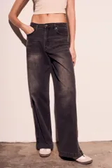 Pantalón de jean negro con efecto desgastado, corte wide leg y cierre con cremallera en los tobillos.