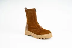 Bota tipo borcego de caña media, confeccionada en una combinación de cuero gamuzado negro y detalles en cuero color suela en la parte trasera y lengüeta. Presenta suela track de goma negra y costuras a la vista.