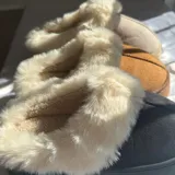 Pantuflas de estar por casa con forro interno de corderito sintético y borde de piel sintética en la abertura.