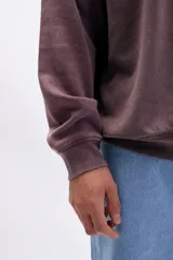 Buzo deportivo color bordó con efecto lavado, manga raglán y estampado frontal con la palabra "Brooklyn" en blanco.