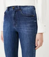 Pantalón de jean estilo flare con tiro alto, cierre de botón y cremallera, y bolsillos delanteros y traseros. Confeccionado en tejido de algodón con un toque de elastano para mayor comodidad.