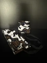 Par de muñequeras deportivas con estampado camuflado en tonos marrón, blanco y negro.