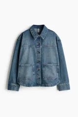 Campera camisera de sarga de algodón con cuello clásico, cierre frontal de botones y dos bolsillos de parche en la parte delantera. Presenta diseño sin forrar y bajo redondeado.
