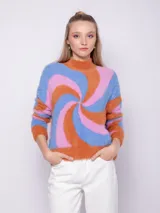 Polera de tejido de punto con diseño de jacquard en espiral en tonos celeste, rosa y naranja. Es de textura peludita, manga larga y cuello alto.