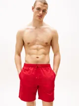 Short de baño rojo de nailon reciclado con cordón ajustable en la cintura, bolsillos laterales y logo de Tommy Hilfiger bordado en la parte inferior.