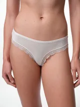 Bombacha tipo colaless de tela punto rib con textura acanalada, cintura con bies elástico y bordes de pierna con detalle de puntilla.