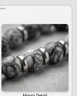 Pulsera elástica compuesta por cuentas de piedra natural Jaspe Larvikita en tonos grises, intercaladas con separadores cilíndricos de acero.