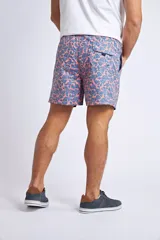 Short de baño con estampado floral en tonos celestes, cuenta con cintura elástica con cordón ajustable, bolsillos laterales y bolsillo trasero.