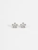 Caravanas pequeñas de acero quirúrgico hipoalergénico con diseño de flor de cinco pétalos.