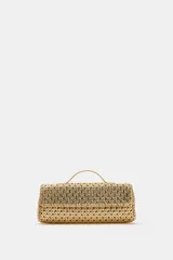 Bolso tipo sobre con diseño trenzado en color dorado. Cuenta con asa de mano fija, asa bandolera extraíble, bolsillo interior y cierre mediante solapa con imán.