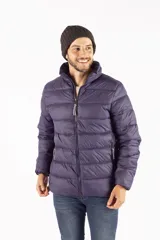 Campera puffer de invierno color azul marino, con cuello elevado, cierre frontal completo y capucha oculta. Presenta bolsillos laterales con cierre y logo en relieve en el pecho.