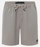 Bermuda masculina de tejido plano texturizado en color gris claro, con cintura elástica y cordón ajustable. Cuenta con bolsillos laterales y etiqueta decorativa en el dobladillo.