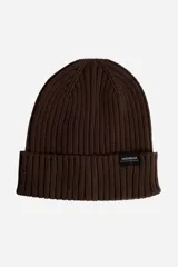 Gorro tipo beanie de punto acanalado color marrón, con vuelta en el borde y etiqueta de la marca Mistral cosida en el frente.