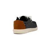 Zapato casual de hombre color caramelo con detalles en marrón y suela blanca.