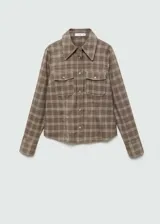 Camisa de estilo abrigo con diseño de cuadros, cuello camisero, cierre frontal con botones y dos bolsillos de parche en el pecho. Presenta manga larga con puños abotonados y un diseño de corte recto.