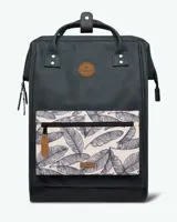 Mochila urbana Cabaia modelo Adventurer, color gris oscuro con detalles en cuero sintético color suela. Cuenta con compartimento principal con cierre, bolsillo frontal con cierre, asas superiores y base reforzada.